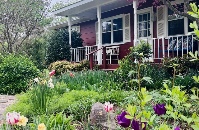 Peaceful garden cottage, close to OUTLETS, fire pit, dog friendly!