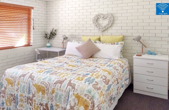 Peaceful & Homely Ground Floor Suite w/ A/C + WiFi