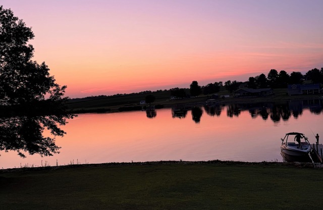 Peaceful Lake Cabin with Hot Tub & Starry Views. Sleeps 10nComfortably!