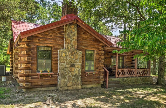 Peaceful Log Cabin Escape Near Table Rock Lake!