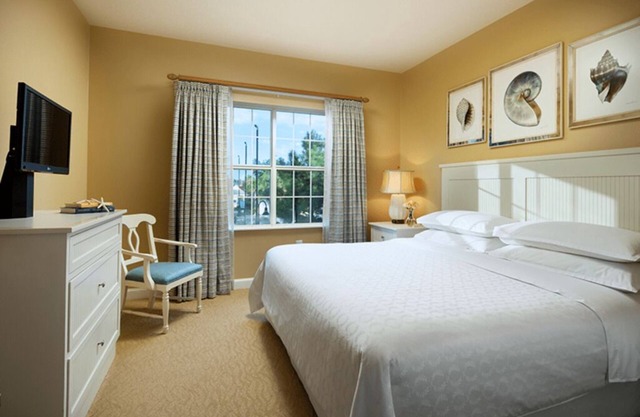 Peaceful resort setting, blocks from the ocean, walk to entertainment
