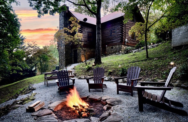 Peaceful Retreat! Amazing Views, Hand Built Log Cabin, Hot Tub and Fire Pit