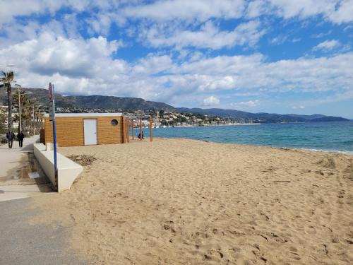 Peaceful Seaview Apartment with Beach & Pool Access, Air Conditioning