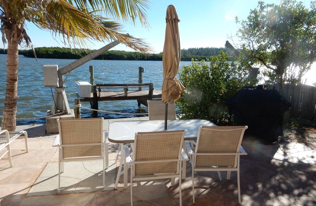 Peaceful Setting, on the water of Little Sarasota Bay