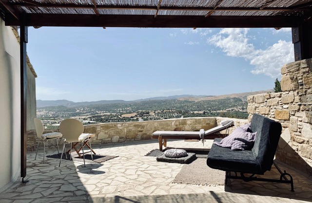Peaceful Stone House Mtn Views 10 Min to Beach