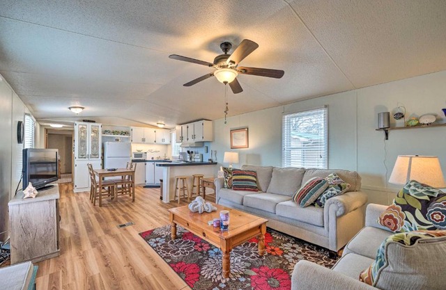 Peaceful Supply House about 2 Mi to Holden Beach!