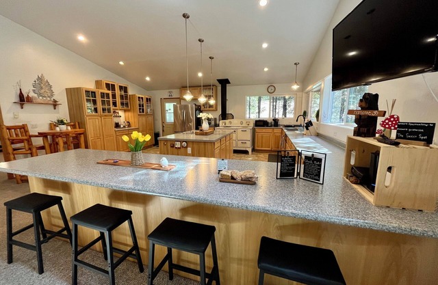 Peaceful Views-Gasquet Cozy Cabin 1.5acres. TRAEGER, Smith River, Redwoods, Wifi