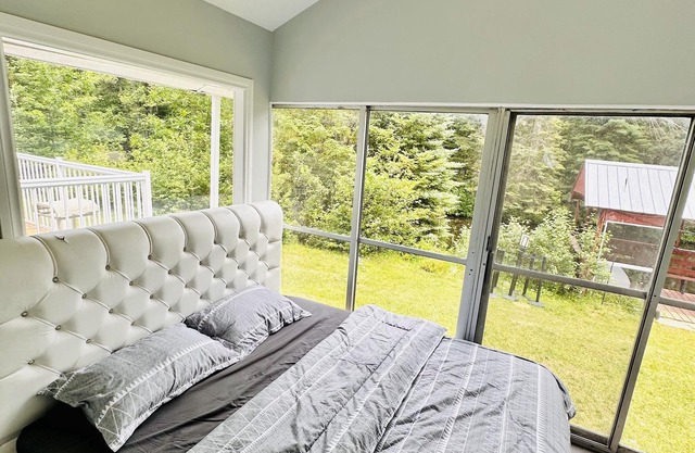 Peaceful Waterside Getaway
