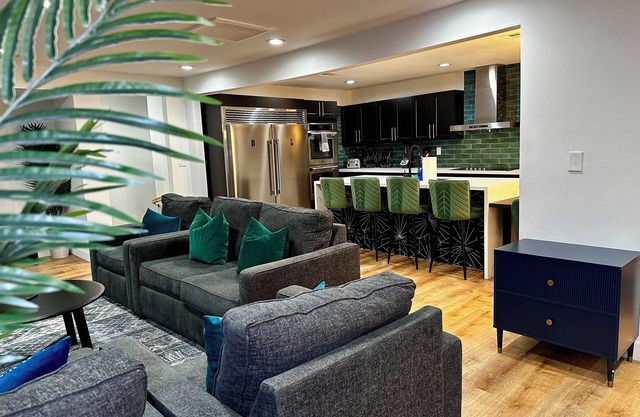 Peacock Inn 8 Bdr X 4 Bth 14 Bds