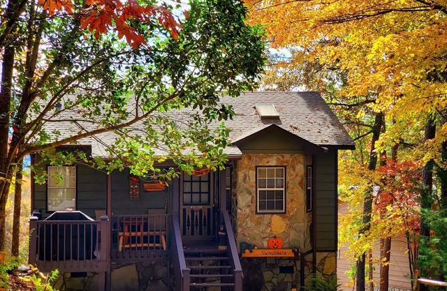 Peak color dates available Oct 21-23, 28-30, Nov 5-7