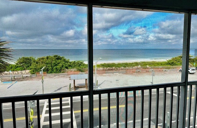 Pelican Cove 5 - Anna Maria Island - Condo 2 Bedroom/2 Bath beach side,.