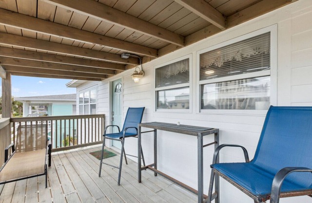 Pelican: Easy access, spacious beach cottage steps to ocean with large private yard