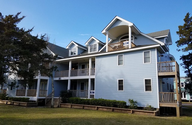 Pelican's Perch: Centrally located Dog friendly condo with pool.