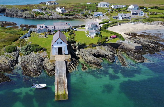 Pen y Graig - an on the beach that sleeps 10 guests in 5 bedrooms