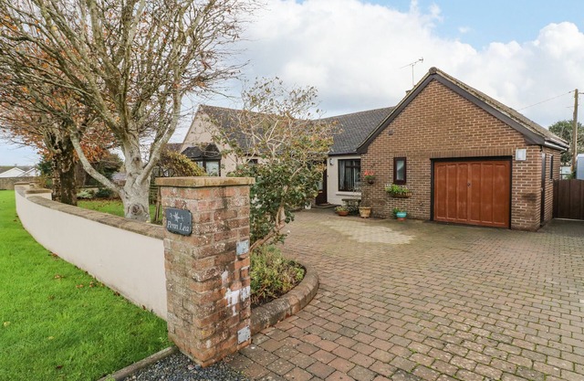PENN LEA, family friendly, with a garden in Penally