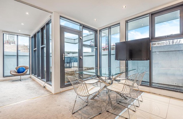 Penthouse 2BD Apartment with Roof Terrace
