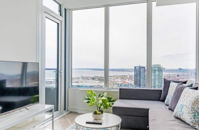 Penthouse 2BR-2Bath, Lake View