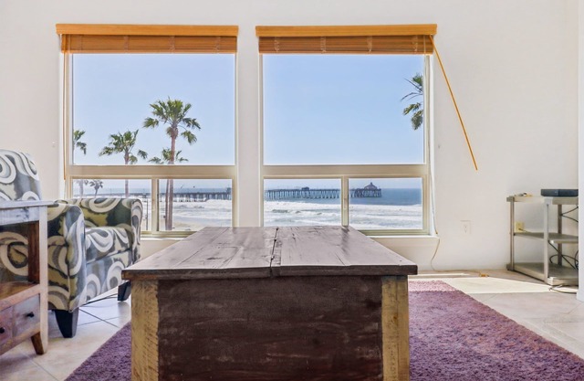 Penthouse Beach Escape! Great View. Gated Parking. WiFI. Heated Pool. Sleeps 6n