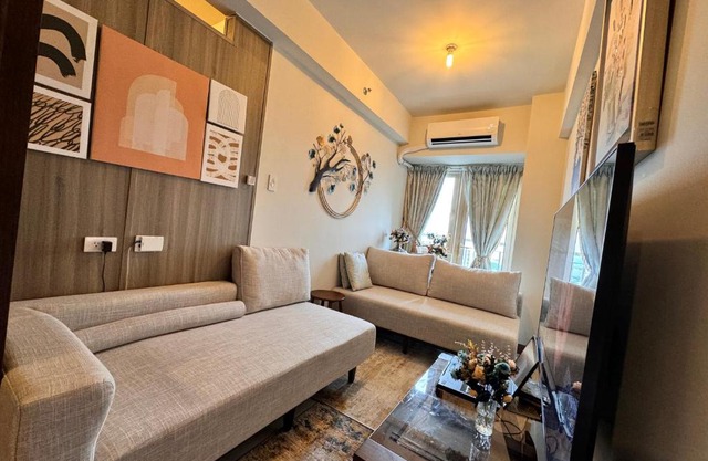 Penthouse Lvl Luxury Cndo Nr MOA