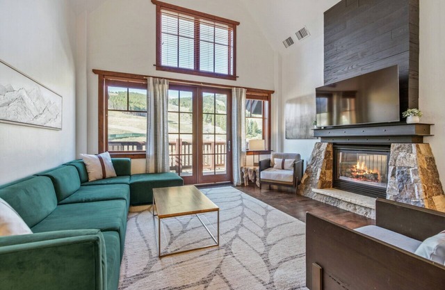 Penthouse with 4 Bedrooms. Ski-In/Ski-Out at Peak 8 in One Ski Hill.