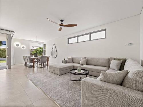 Peppermint Paradise - Seaside Comfort & Home Theatre
