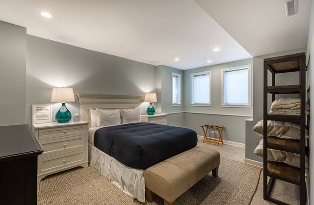 Perfect 1BR in Lincoln Park - Steps to DePaul! by AllSet Turnover