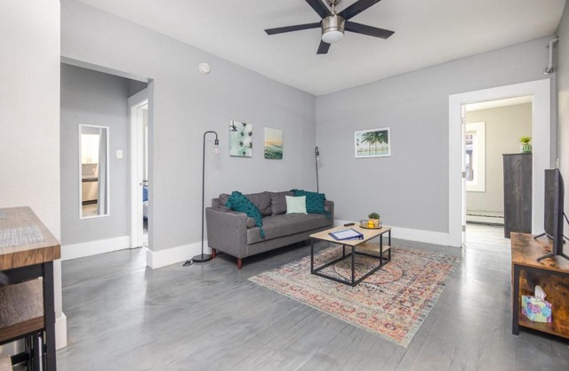 Perfect 2 bedroom Getaway in historic neighborhood