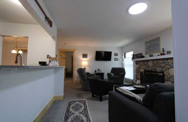 Perfect Central Location - Walk to Lifts! 10% discount for 7 nts or more stay.