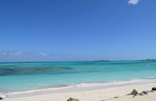 *Perfect Couple Retreat*Steps from a Private Beach