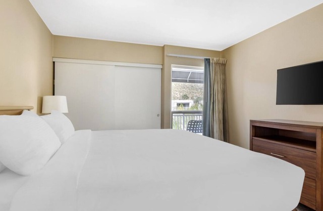 Perfect Family Getaway! 2 Convenient Suites | Stunning View + Living Area