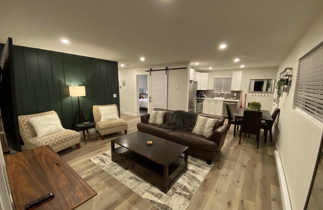 Perfect family getaway! 3 Bedroom Suite close to lake and town