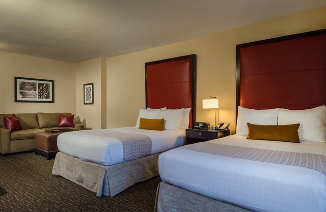 Perfect for Business Travel! 4 Relaxing Units, with Private Parking!