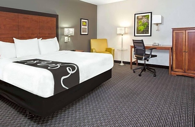 Perfect for Groups! 4 Units Near Wax Museum, with FREE Bfast & Parking, Pool!