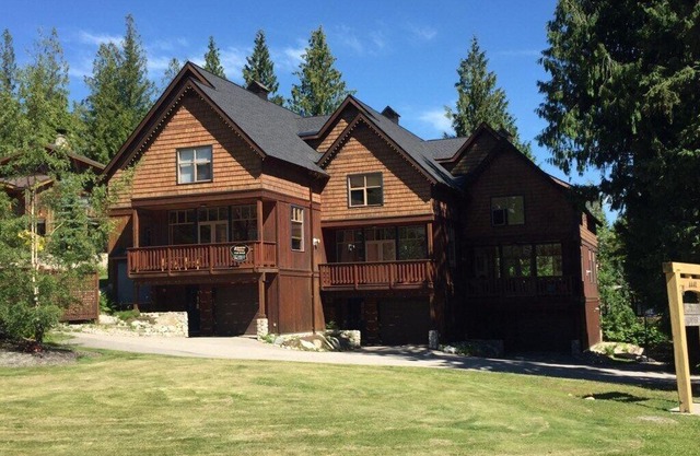 Perfect for larger groups, fantastic view to Red Mountain