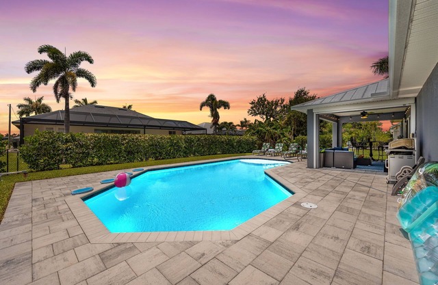Perfect Getaway, Winter or any time, Sunny, Clean, Spacious & Ideally Located!