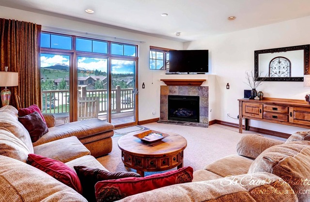 Perfect Holiday Retreat! Enjoy VIEWS from the Private Hot Tub!