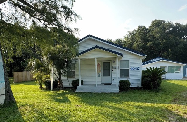 Perfect Location Cottage 2-bedroom in Pensacola
