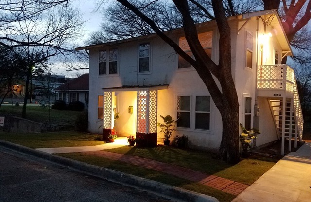 Perfect Place for a Reunion ~ Cozy Corner ~ One Block East Of Llano Square