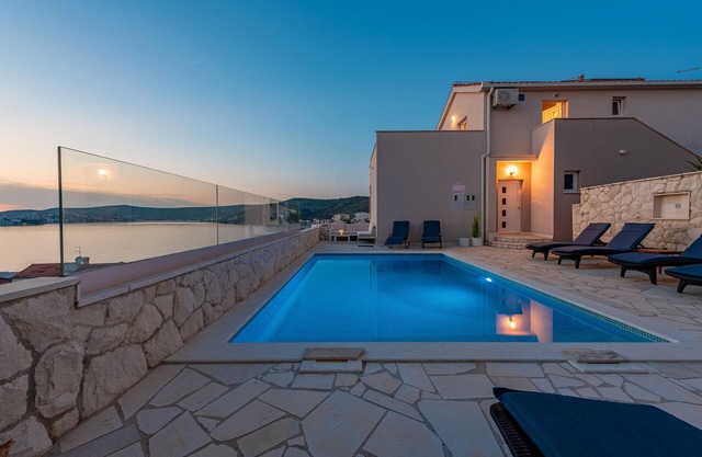 "Perfect runaway"in a quiet bay with sea view and pool relaxing area-app 1 for 5