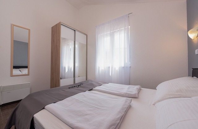 "Perfect runaway"in a quiet bay with sea view and pool relaxing area-app 4(for5)