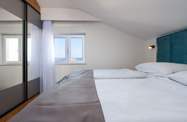 "Perfect runaway"in a quiet bay with sea view and pool relaxing area-app 7(for6)