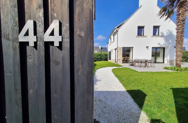 Perfectly renovated villa with enclosed garden