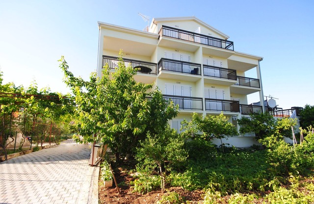 Perkovic Apartmani Zeljko is situated In Kastel Stafilic