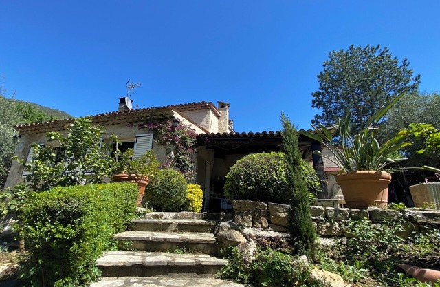 Pet-friendly, private family home w/pool . Sleeps 6, 8 (w/sofa bed).