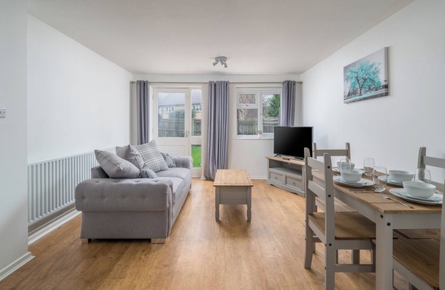 Pet-Friendly 1-Bedroom Apartment in Crawley