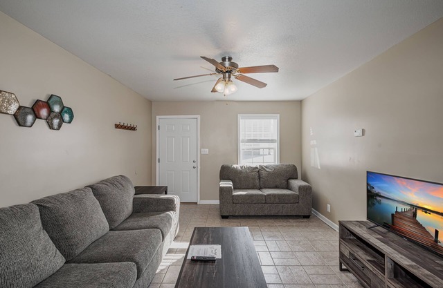 Pet friendly, 15 Minutes to Fort Campbell-B1