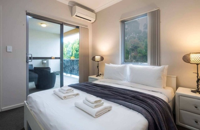 Pet Friendly 2BR APT With Balcony in East Vic Park