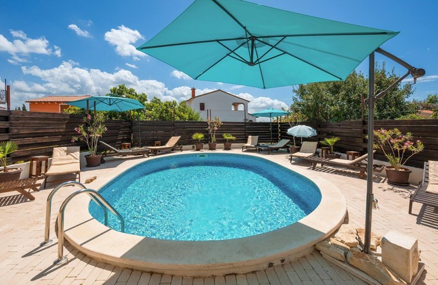 Pet friendly apartment in Peroj