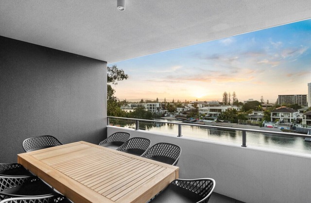 Pet-Friendly Riverview Apt Modern Pool & Parking