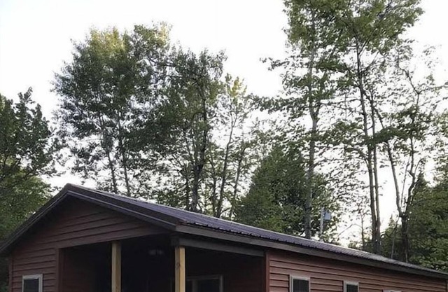 Pet Friendly Beautiful Tiny House Cabin in Inlet, NY (Adirondack Mountains)